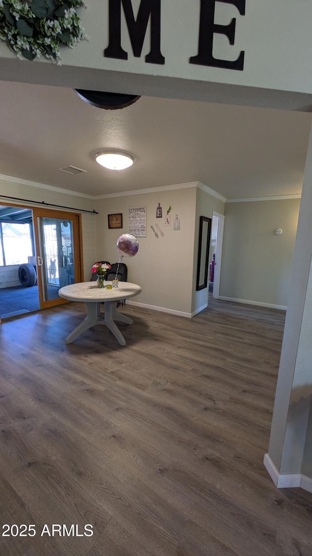 dining space with visible vents, baseboards, dark wood-style floors, and crown molding