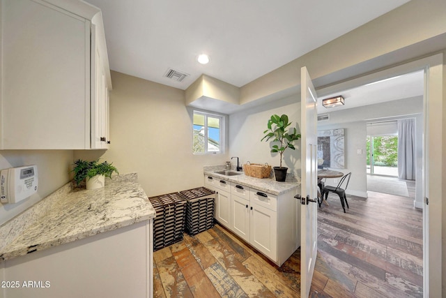 kitchen featuring a sink, light wood-style flooring, plenty of natural light, and recessed lighting