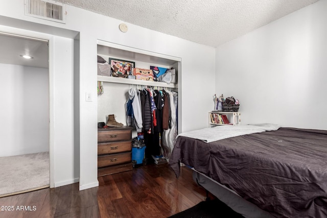 7506 N 47th Dr, Glendale, AZ 85301 - bedroom featuring visible vents, a closet, wood finished floors, and a textured ceiling