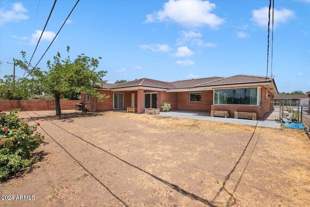 view of front of property featuring a patio area