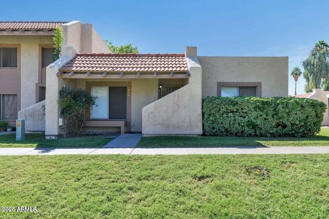 view of front of property featuring a front yard