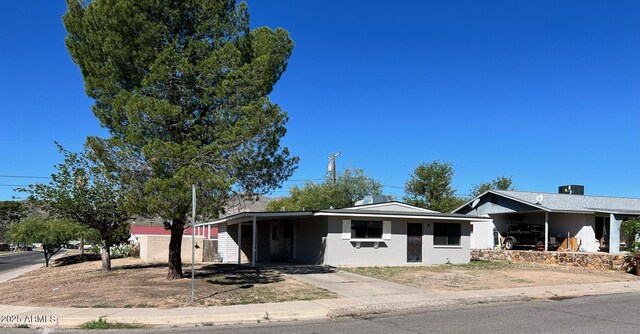 view of front facade with an attached carport and driveway