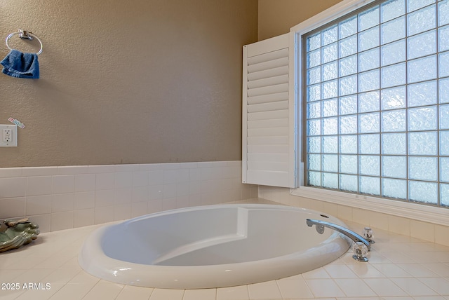 10691 E 37th Pl, Yuma, AZ 85365 - bathroom featuring a bath and a textured wall