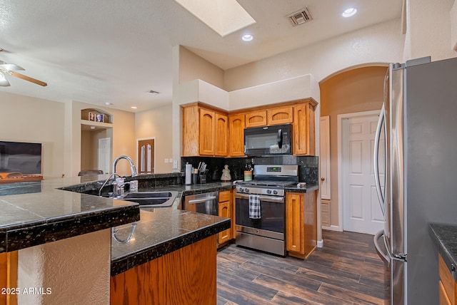 10691 E 37th Pl, Yuma, AZ 85365 - kitchen with dark wood-style flooring, a ceiling fan, visible vents, stainless steel appliances, and a sink