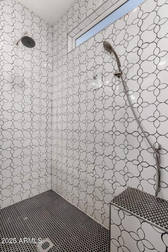 bathroom featuring a tile shower