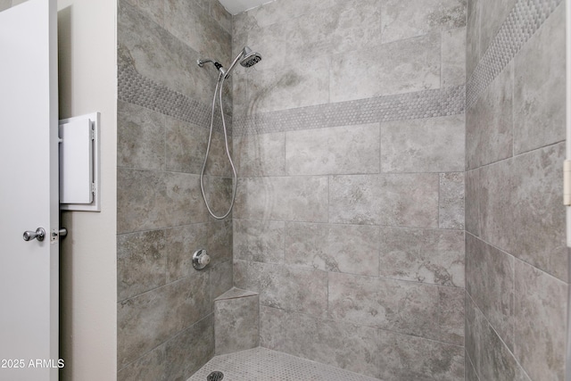 bathroom featuring a tile shower