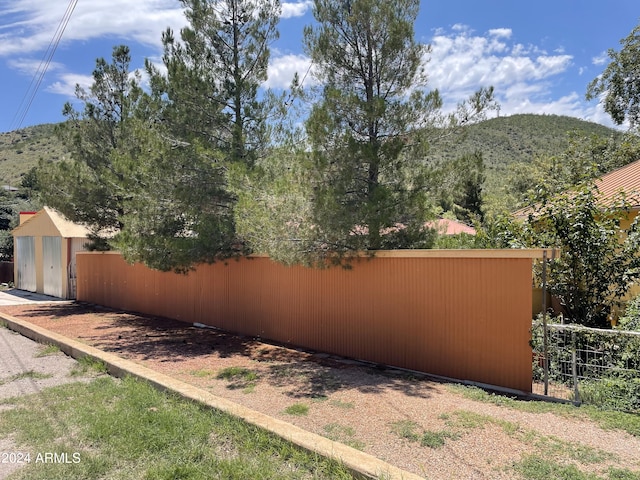 view of yard featuring a mountain view