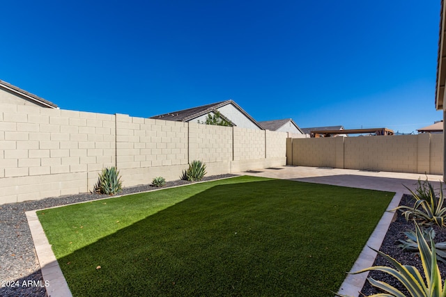 view of yard featuring a patio