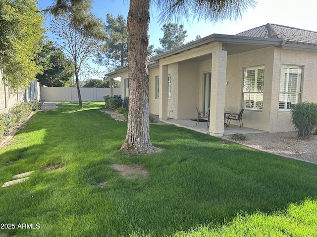 view of yard featuring a patio area