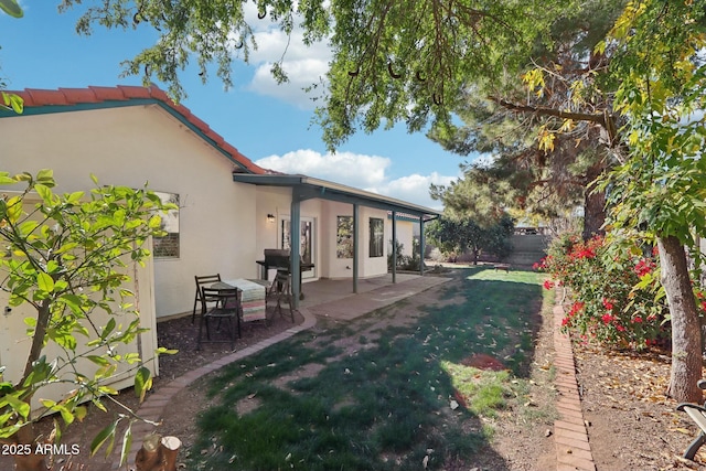 view of yard featuring a patio area