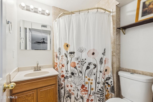 full bathroom with curtained shower, visible vents, toilet, ceiling fan, and vanity