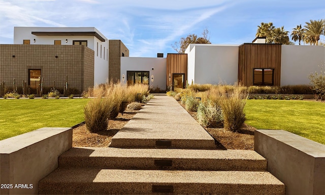 exterior space featuring a lawn