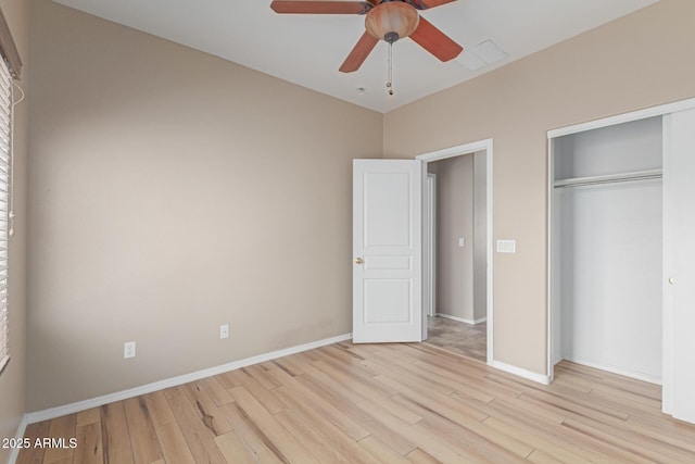 unfurnished bedroom with light wood-style floors, ceiling fan, baseboards, and a closet