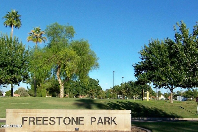 community / neighborhood sign featuring a lawn