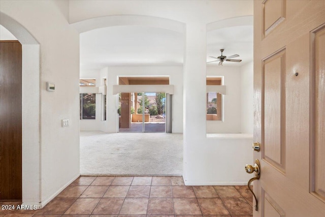 entryway featuring carpet flooring and ceiling fan