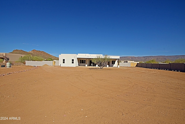 view of yard featuring a mountain view