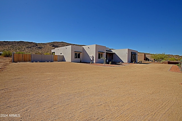 view of yard featuring a mountain view