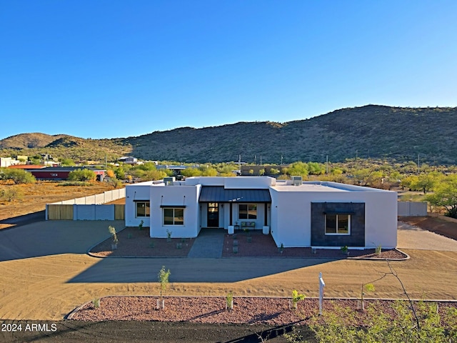 view of front of property featuring a mountain view