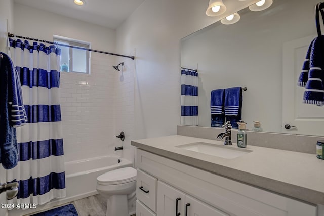 211 S Thunder Mtn, Payson, AZ 85541 - bathroom with vanity, shower / tub combo with curtain, toilet, wood finished floors, and recessed lighting