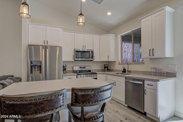 211 S Thunder Mtn, Payson, AZ 85541 - kitchen with stainless steel appliances, a sink, vaulted ceiling, light wood-style flooring, and pendant lighting