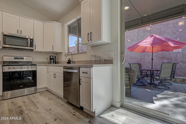 211 S Thunder Mtn, Payson, AZ 85541 - kitchen featuring appliances with stainless steel finishes, light wood finished floors, white cabinets, lofted ceiling, and recessed lighting