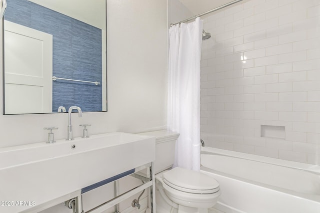 2636 S Bahama Dr, Gilbert, AZ 85295 - full bath featuring toilet, shower / bath combination with curtain, and vanity