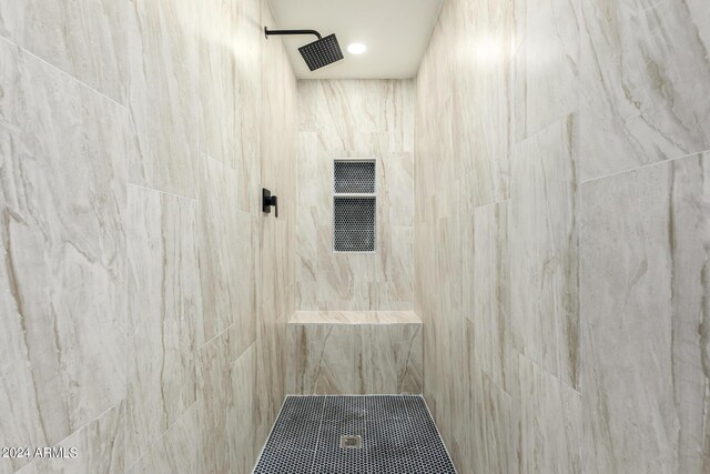 bathroom featuring a tile shower