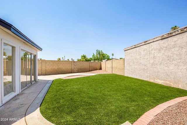 view of yard featuring a patio