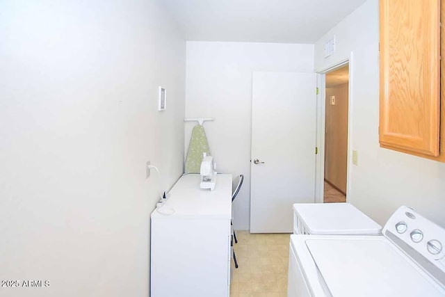 laundry room featuring cabinets and independent washer and dryer