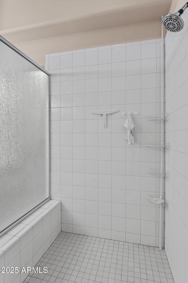 bathroom featuring tiled shower