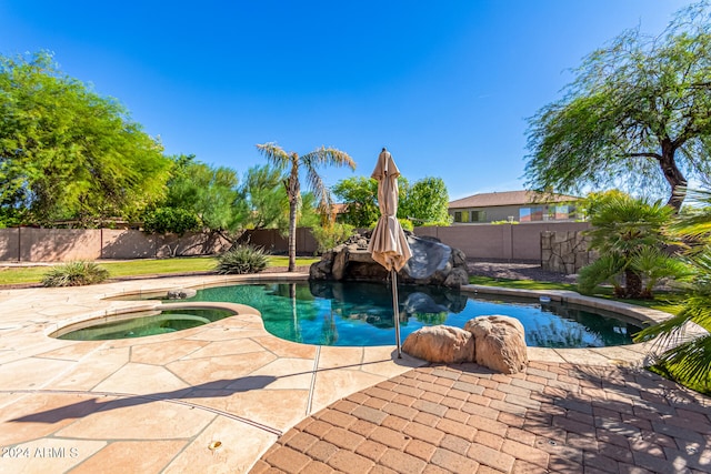 view of swimming pool with an in ground hot tub and a patio