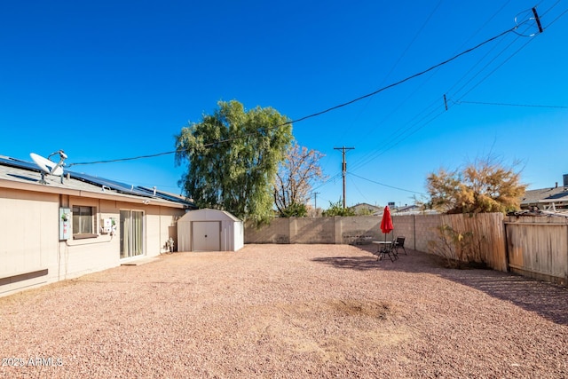 view of yard featuring a storage shed