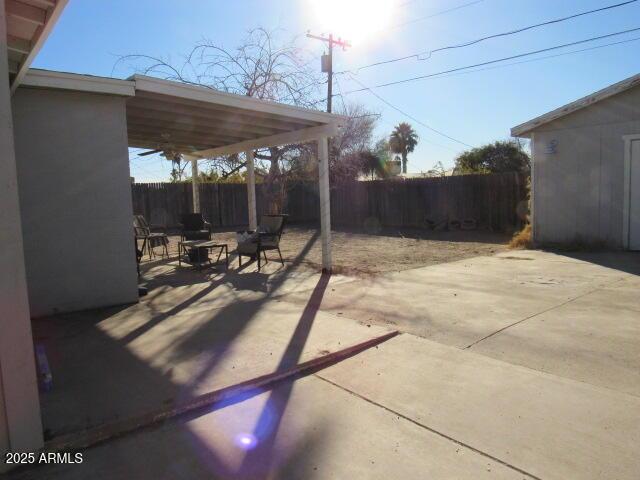 view of patio featuring ceiling fan and a fire pit