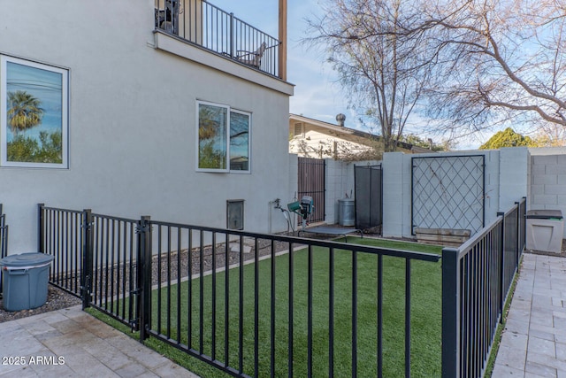 view of yard with a balcony