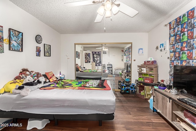 bedroom featuring a closet, ceiling fan, a textured ceiling, and wood finished floors