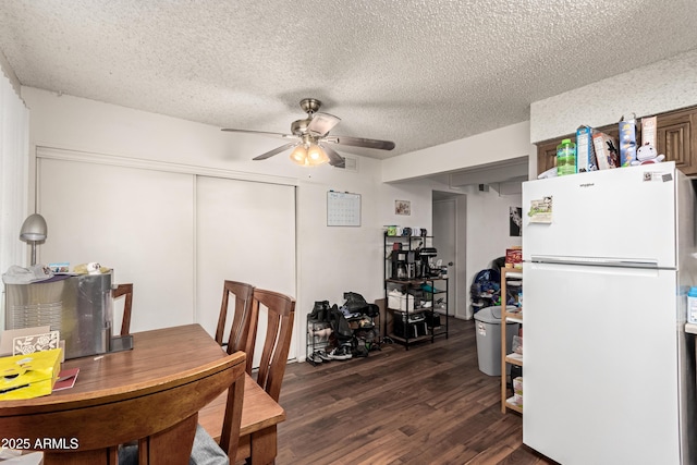 dining area featuring a textured ceiling, dark wood-type flooring, visible vents, and a ceiling fan