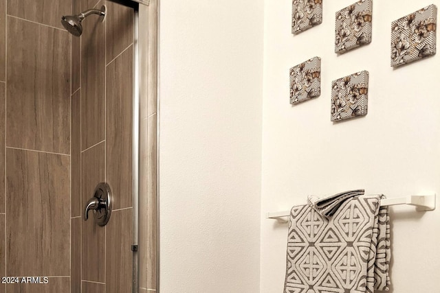 bathroom featuring a tile shower