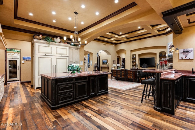reception featuring arched walkways, crown molding, and recessed lighting