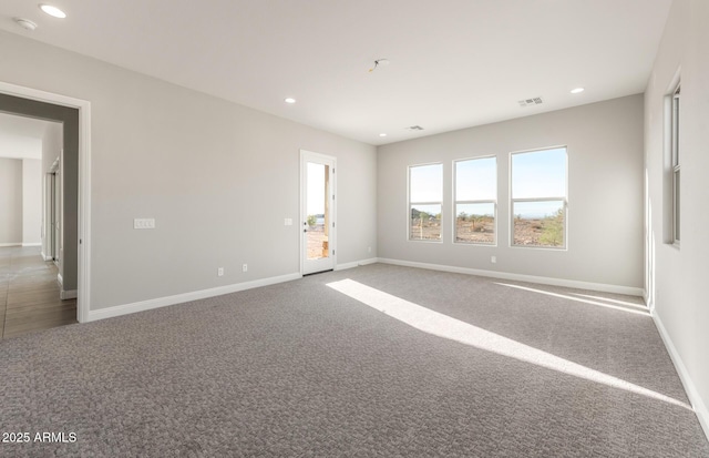 carpeted spare room with baseboards, visible vents, and recessed lighting