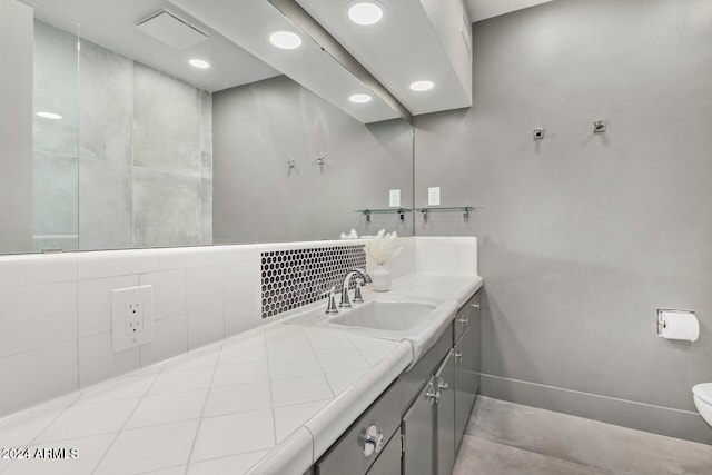 103 E Palm Ln Unit A, Phoenix, AZ 85004 - bathroom with toilet, baseboards, recessed lighting, and vanity