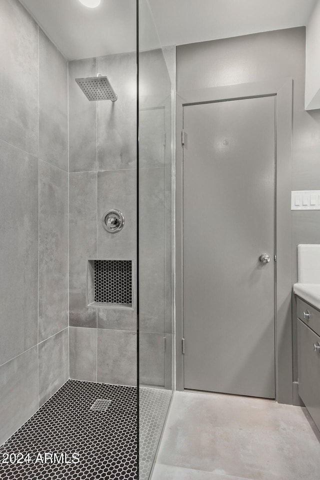 103 E Palm Ln Unit A, Phoenix, AZ 85004 - bathroom featuring tiled shower and vanity