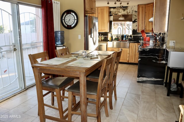 2014 N 17th Pl, Phoenix, AZ 85006 - dining area with track lighting