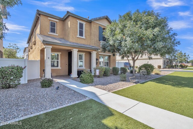 view of front of house featuring a front lawn