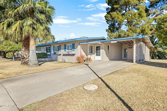 view of front facade with a carport and concrete driveway