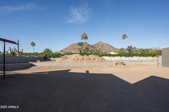 view of yard featuring a mountain view