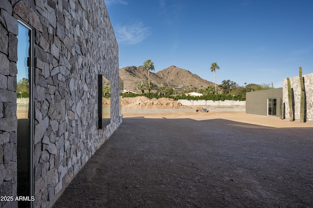 view of yard with a mountain view