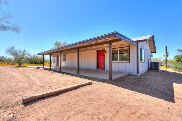 view of front of property featuring a patio area