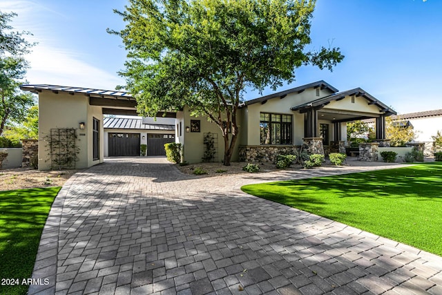 view of front of house featuring a front lawn