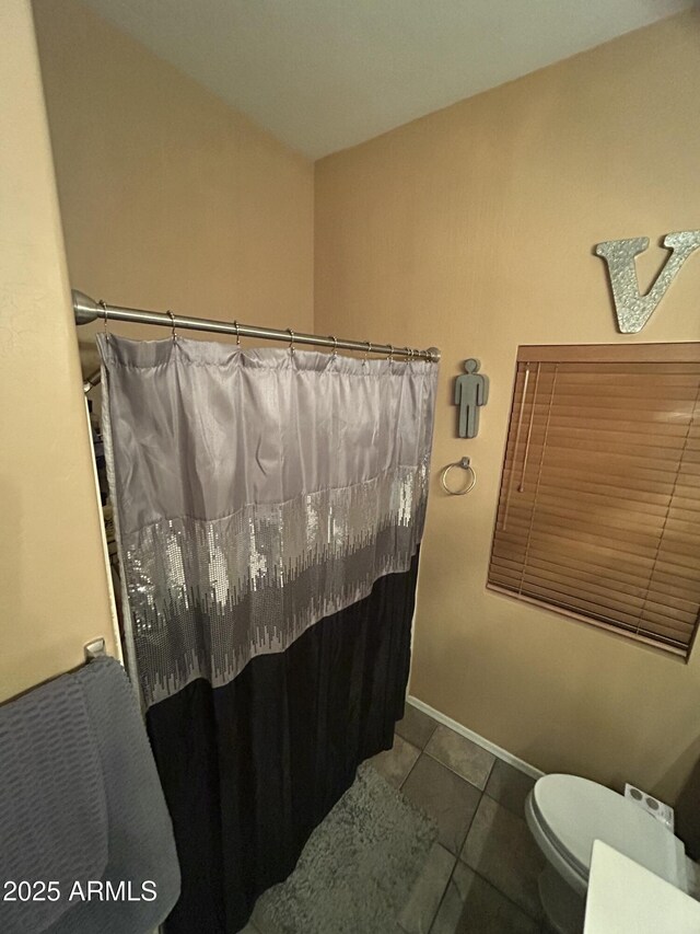7326 W Dreyfus Dr, Peoria, AZ 85381 - full bathroom with tile patterned floors, toilet, and a shower with curtain