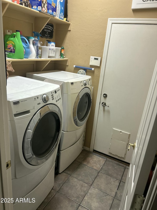 7326 W Dreyfus Dr, Peoria, AZ 85381 - laundry area featuring washing machine and clothes dryer and a textured wall